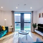 The Premier Suite - Long Stay Offers, Free Parking, Groceries