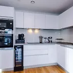 The Premier Suite - Long Stay Offers, Free Parking, Groceries