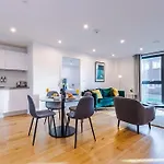 The Premier Suite - Long Stay Offers, Free Parking, Groceries