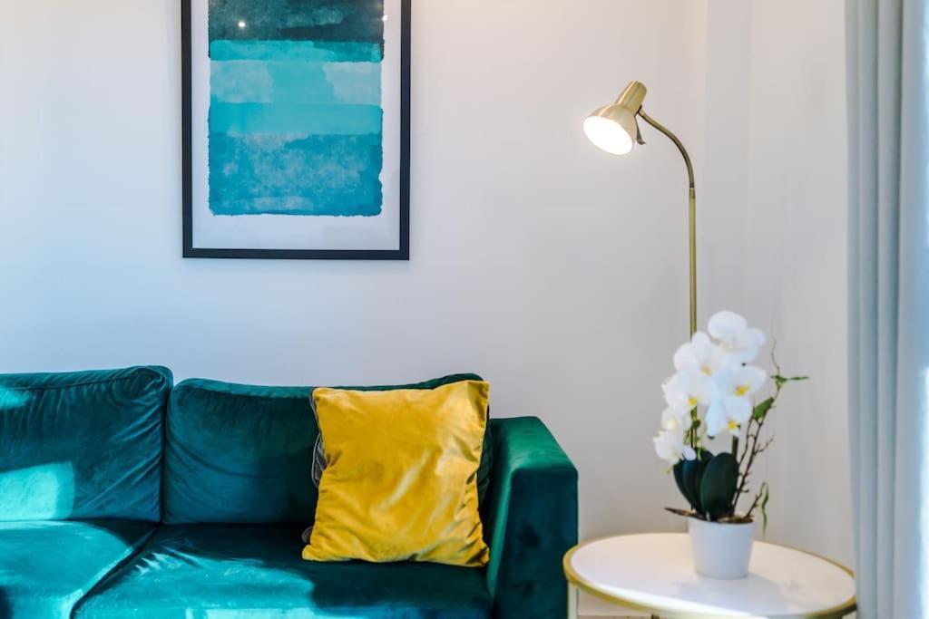 The Premier - Long Offers, Free Parking, Groceries Apartment *