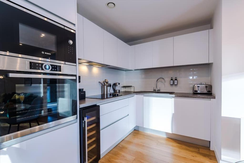 The Premier - Long Offers, Free Parking, Groceries